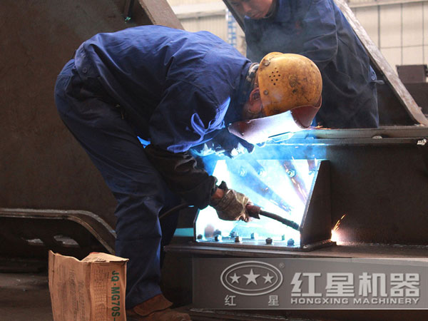 开元官方版网站登录入口反击式破碎机生产车间工人