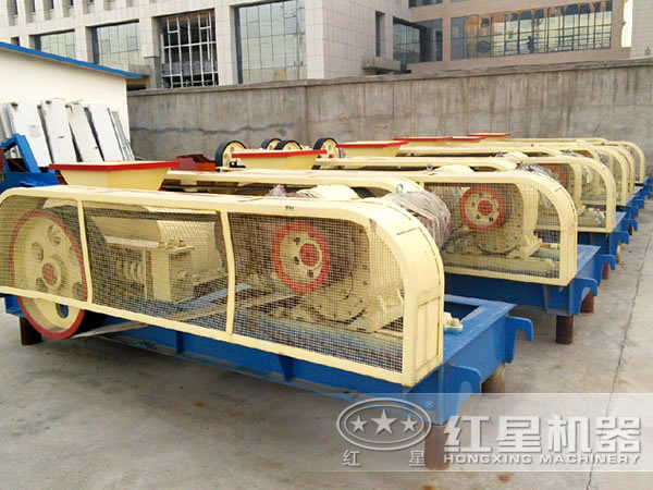 煤矸石对辊式破碎机设备实拍 煤矸石对辊式破碎机设备实拍