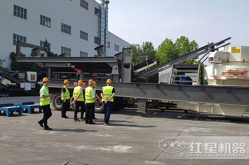 客户来厂考察建筑垃圾破碎设备 客户来厂考察建筑垃圾破碎设备