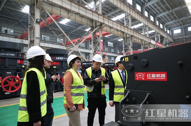 客户来厂考察破碎机设备