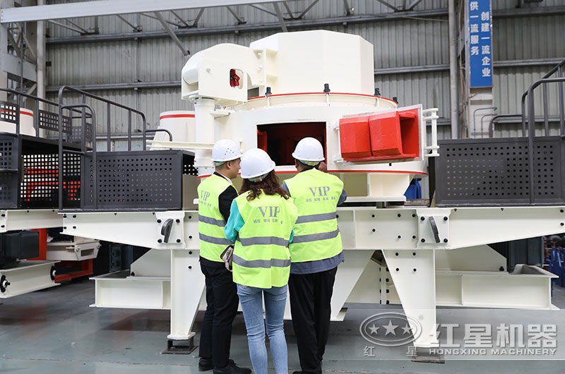 客户来厂考察05石子加工设备 客户来厂考察05石子加工设备