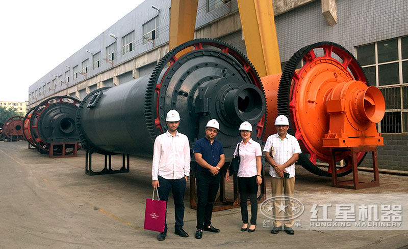 球磨机客户前来参观选购机型 球磨机客户前来参观选购机型