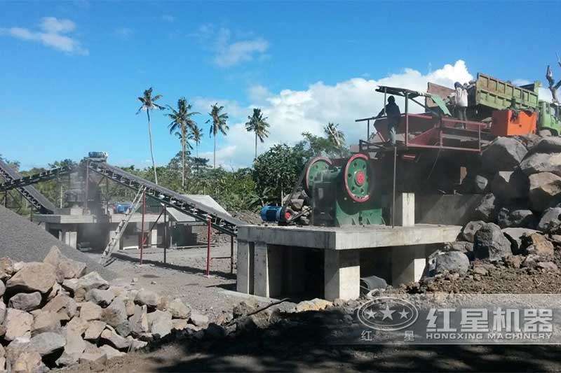 颚式破碎机破碎石灰石现场实拍 颚式破碎机破碎石灰石现场实拍