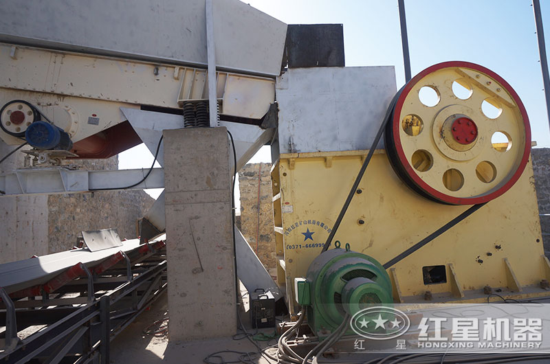 时产300吨石头破碎加工现场 时产300吨石头破碎加工现场