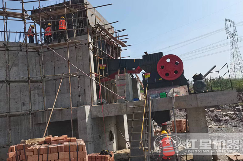 鄂式破碎机安装现场
