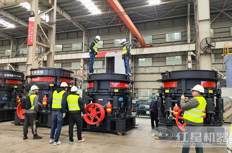客户来厂参观选购破碎机 客户来厂参观选购破碎机