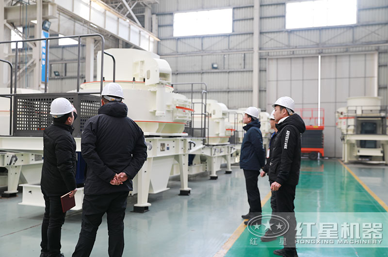 客户来厂考察参观碎石机设备 客户来厂考察参观碎石机设备