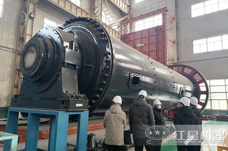 客户来厂考察球磨机