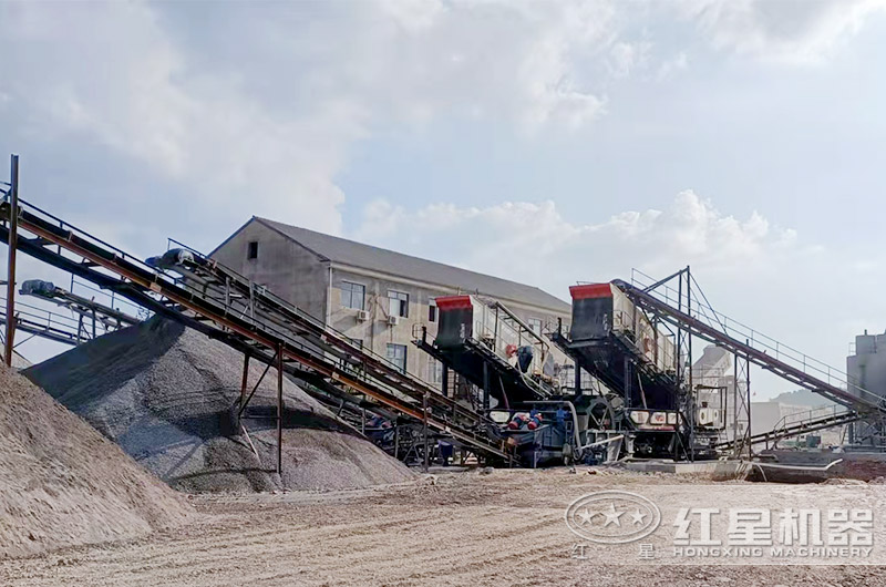 时产300吨移动石料破碎机生产线现场 时产300吨移动石料破碎机生产线现场