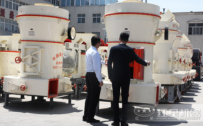 客户来厂参观选购磨粉设备 客户来厂参观选购磨粉设备