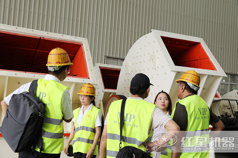 客户来厂考察废玻璃加工设备 客户来厂考察废玻璃加工设备