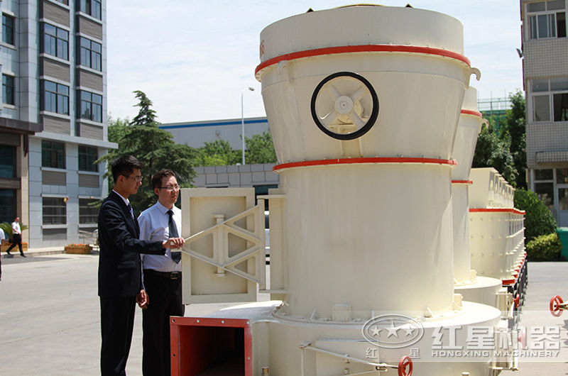 客户来厂考察雷蒙磨设备 客户来厂考察雷蒙磨设备