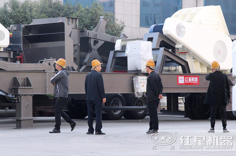 用户到厂考察移动破碎筛分一体机 用户到厂考察移动破碎筛分一体机