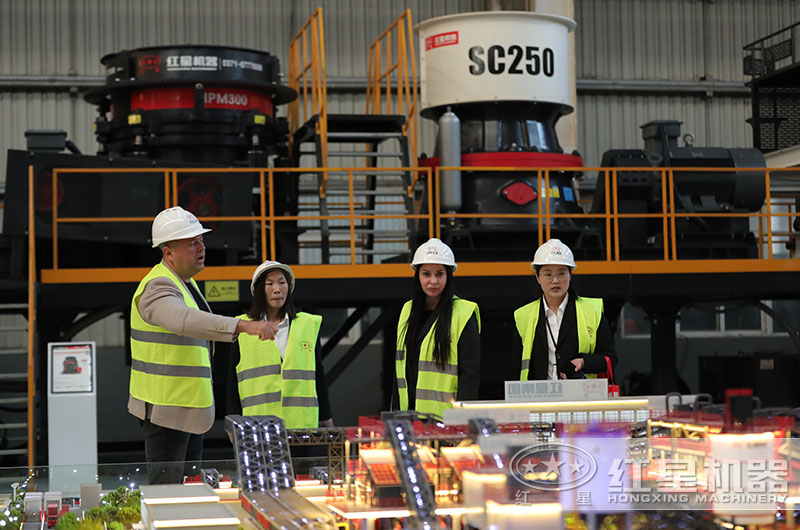 客户来厂考察花岗岩破碎机设备 客户来厂考察花岗岩破碎机设备