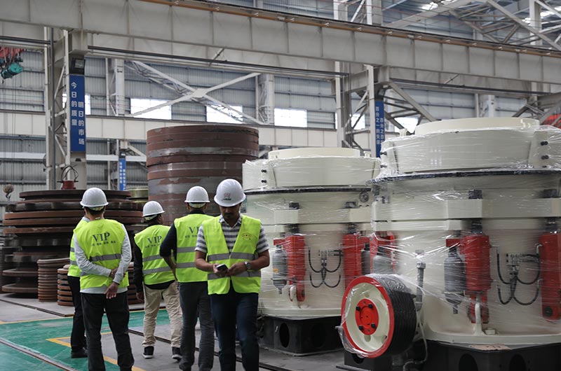 客户来厂参观石子加工设备 客户来厂参观石子加工设备