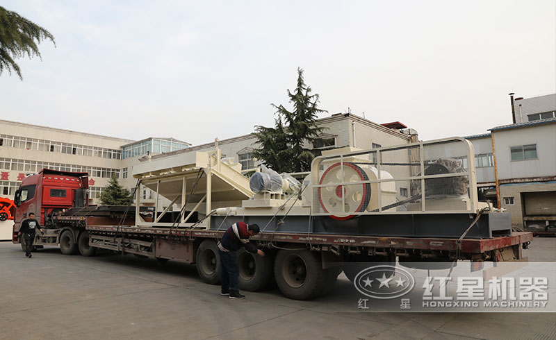 小型双辊制砂机再次发往安徽