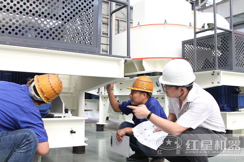 开元官方版网站登录入口机器人员带客户参观厂区,细心讲解生产设备