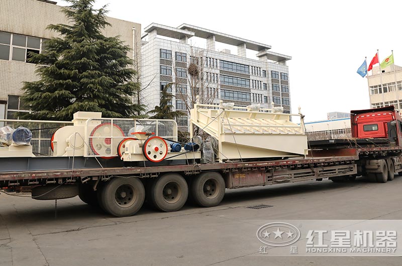 小型对辊式粉碎机发往河南开封