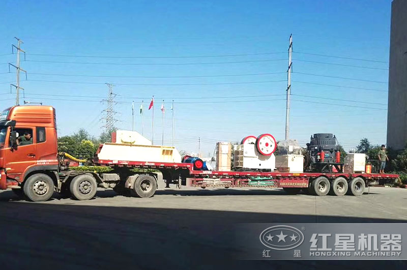 小型石子破碎机装车,发往辽宁
