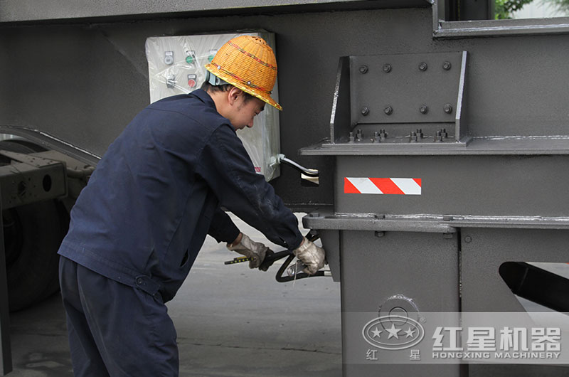 开元官方版网站登录入口技术工人认真对待设备的每一个部件