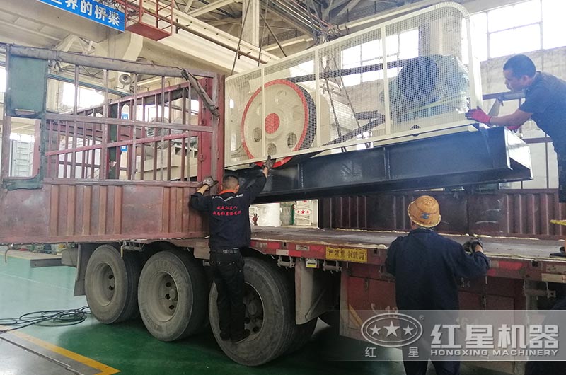 对辊式粉碎机装车,准备发货