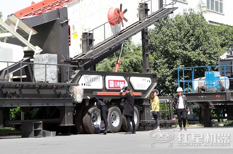 客户来厂考察,经理陪同做详细介绍
