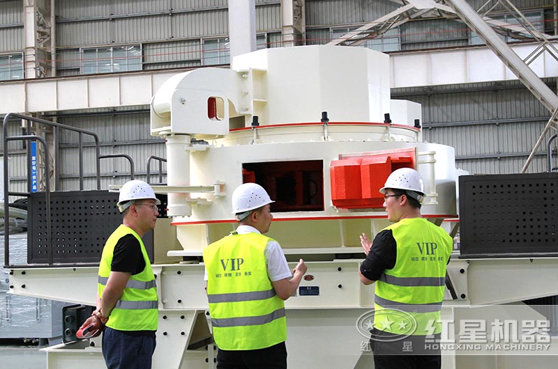 客户来厂考察设备,经理陪同详细介绍 客户来厂考察设备,经理陪同详细介绍