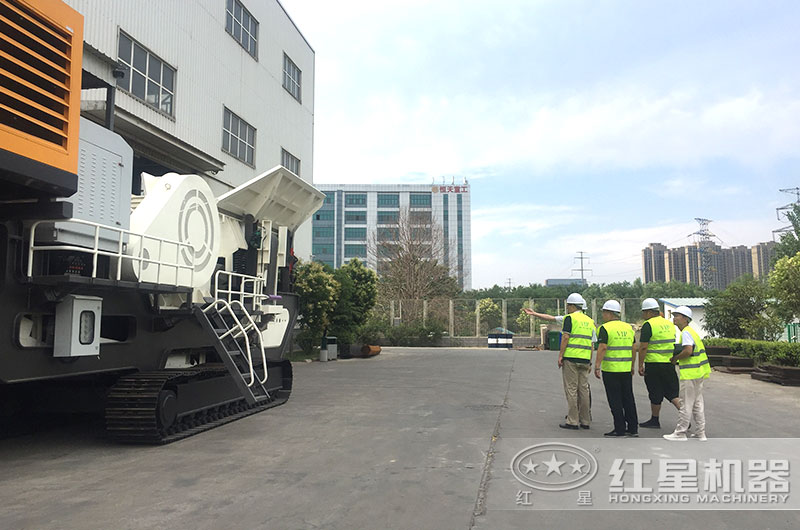 客户来厂参观,经理陪同详细介绍 客户来厂参观,经理陪同详细介绍