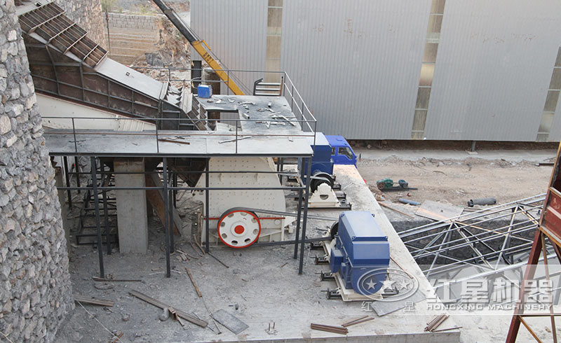 新型重锤式破碎机生产现场图 新型重锤式破碎机生产现场图