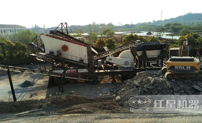 轮胎式移动重锤破碎机生产现场图 轮胎式移动重锤破碎机生产现场图