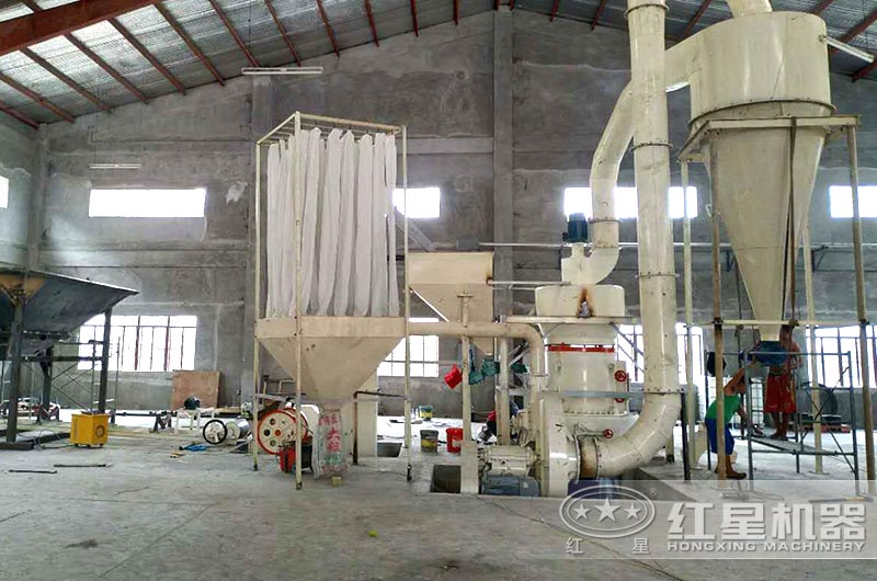 石灰石雷蒙磨粉机作业现场图 石灰石雷蒙磨粉机作业现场图