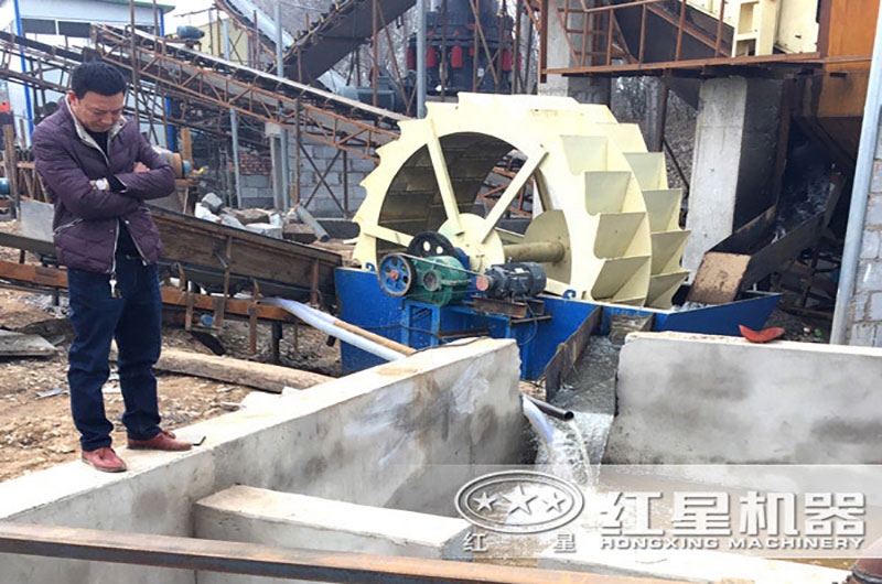 洗砂机旁配置沉淀池,实现水资源循环利用 洗砂机旁配置沉淀池,实现水资源循环利用