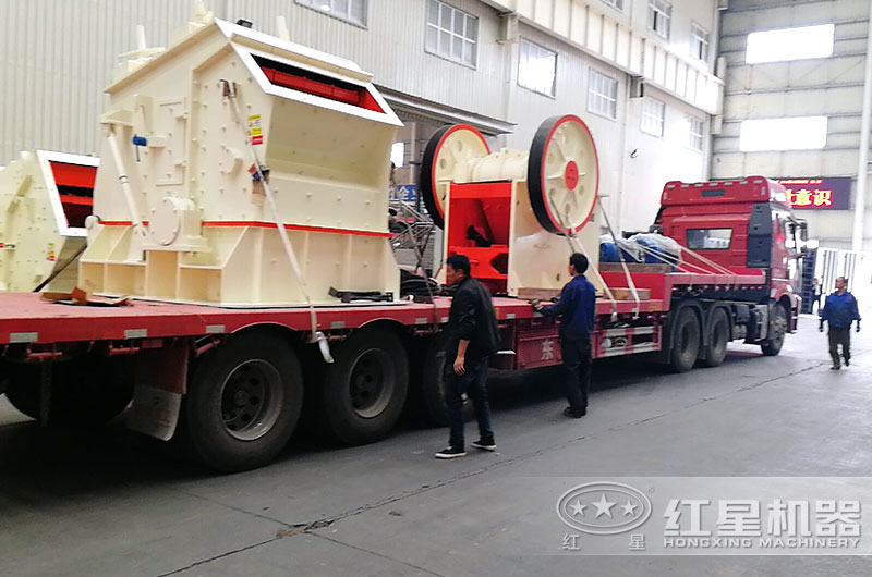 河南开元官方版网站登录入口石子加工机器装车,准备发货 河南开元官方版网站登录入口石子加工机器装车,准备发货