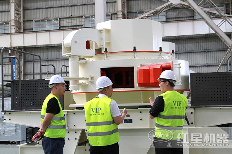 砂石投资者来厂区了解新型制砂机生产设备相关信息 砂石投资者来厂区了解新型制砂机生产设备相关信息