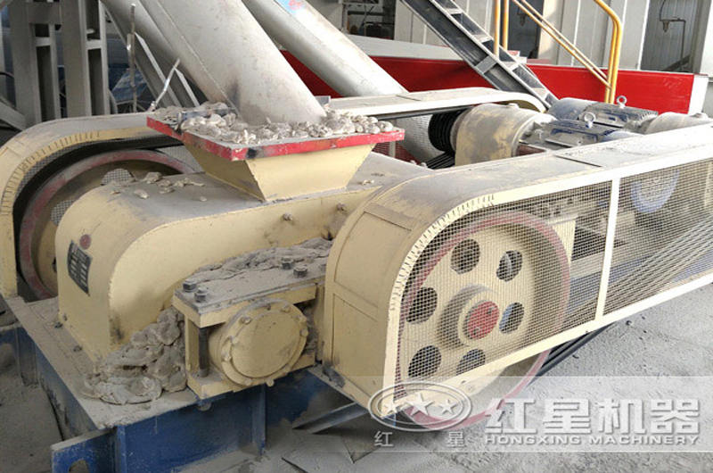 时产20吨河卵石对辊制砂机作业直拍图 时产20吨河卵石对辊制砂机作业直拍图