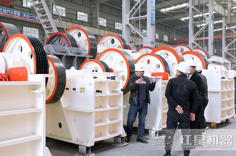 开元官方版网站登录入口客户到厂参观考察颚式破碎机 开元官方版网站登录入口客户到厂参观考察颚式破碎机