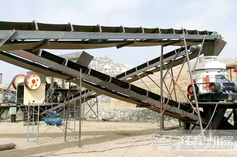 沥青路面原料破碎加工生产现场 沥青路面原料破碎加工生产现场