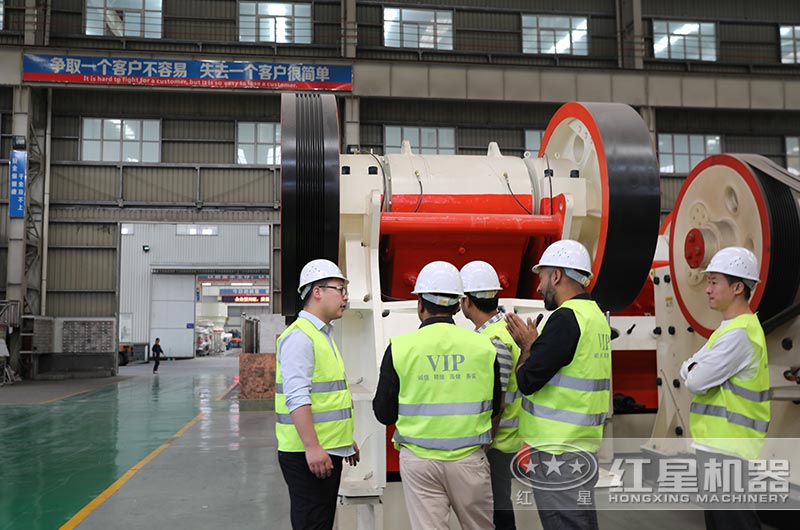 开元官方版网站登录入口客户到厂参观颚式破碎机