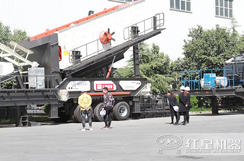 开元官方版网站登录入口客户到厂参观考察车载式移动破碎机