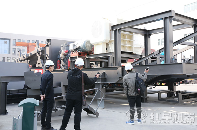 开元官方版网站登录入口客户到厂近距离考察移动碎石机