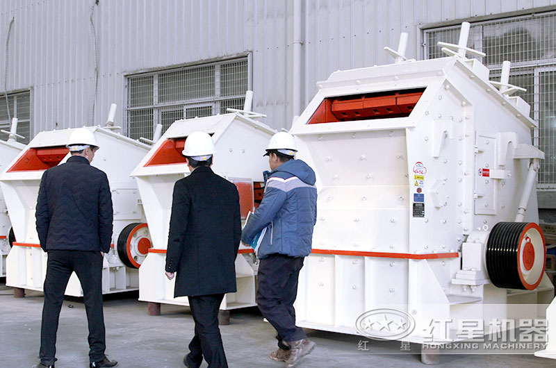 开元官方版网站登录入口客户到厂近距离参观反击破碎机 开元官方版网站登录入口客户到厂近距离参观反击破碎机