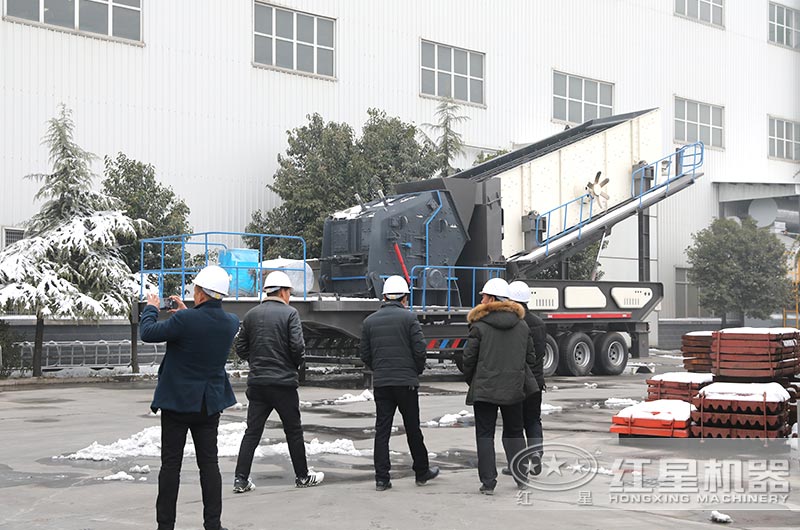 开元官方版网站登录入口客户到厂近距离参观考察轮胎式粉碎机 开元官方版网站登录入口客户到厂近距离参观考察轮胎式粉碎机