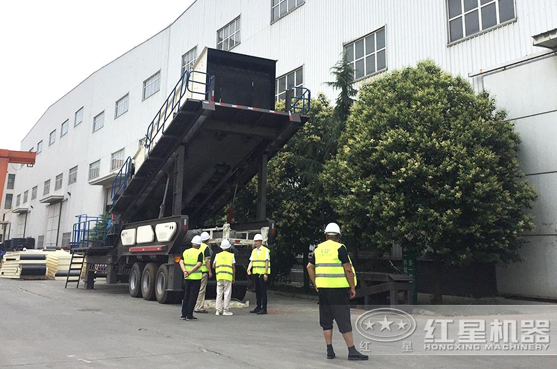 客户到厂近距离考察移动式水泥路面破碎机 客户到厂近距离考察移动式水泥路面破碎机